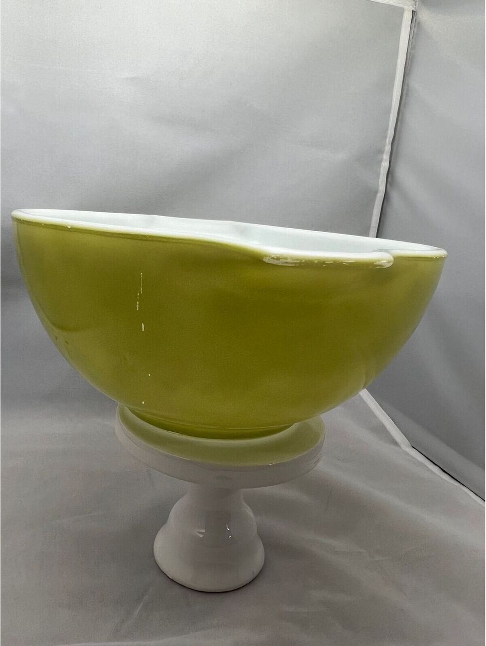 #442, 1.5 Qt. Pyrex Cinderella Mixing Bowl, Chartreuse/Lime Green/Verde Color - Picture 3 of 4